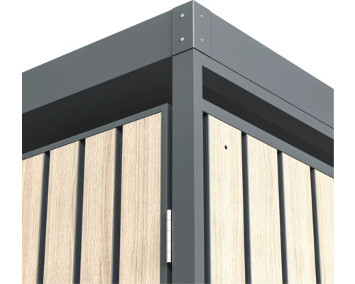 Detailansicht einer Gerätehaus-Ecke mit Holzverkleidung und Metalleinfassung