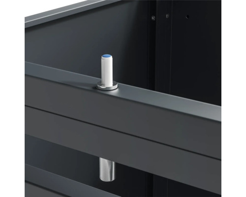 Detailansicht des Inneren eines Metallschranks mit Verbindungselementen