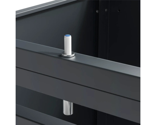 Detailansicht eines Möbelstücks mit Metallelementen und Verbindungsstücken