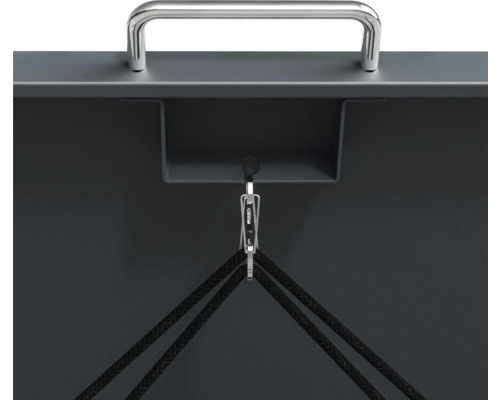 Detailansicht eines Werkzeugkoffers mit Griff und Aufhängung für Werkzeug