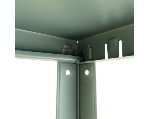 Detailansicht eines Metallregals, das die Verbindung von Regalböden und Stützstruktur zeigt