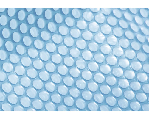 Nahaufnahme einer Schwimmbadabdeckung mit Luftpolsterfolie