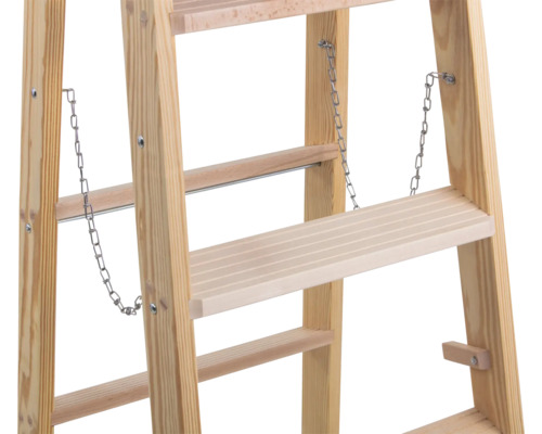 Detailansicht einer Holzleiter mit Sicherheitsketten