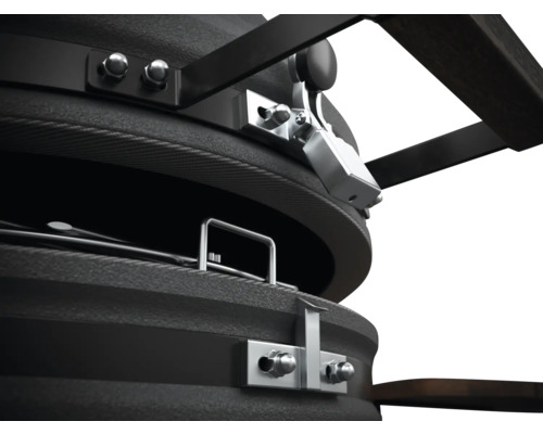 Detailansicht eines Kugelgrills mit Haltegriff und Verschlussmechanismus