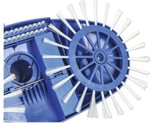 Detailansicht einer blauen Kehrmaschine mit weißen Borsten