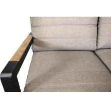 Detailaufnahme eines Outdoor-Sofas mit grauen Polstern und Armlehnen aus Holz und Metall