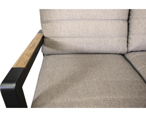 Detailaufnahme eines Outdoor-Sofas mit grauen Polstern und Armlehnen aus Holz und Metall