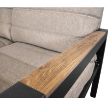 Detailaufnahme eines Gartensofas mit Holzarmlehne und Metallgestell