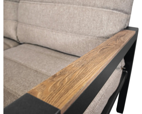 Detailaufnahme eines Gartensofas mit Holzarmlehne und Metallgestell