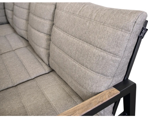 Nahaufnahme eines Sofas mit Polsterung und Metallrahmen