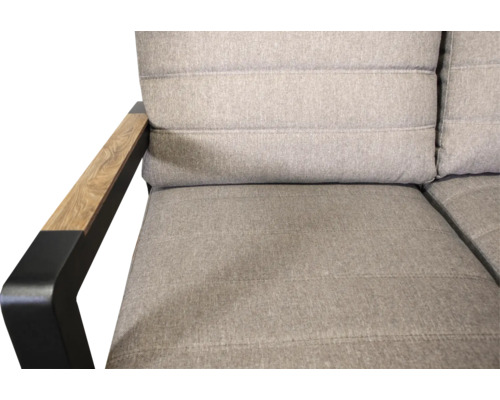 Detailansicht einer grauen Couch mit Armlehne in Holzoptik