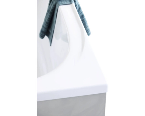 Detailansicht einer Badewanne mit Handtuch