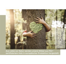 Ein Kind umarmt einen Baum mit Moosherz und FSC Siegel.