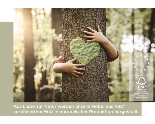Ein Kind umarmt einen Baum mit Moosherz und FSC Siegel.