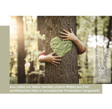 Eine Person umarmt einen Baum mit einem grünen Herz und dem FSC Siegel.