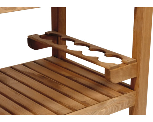 Detailansicht eines Regals mit Aussparungen für Flaschen