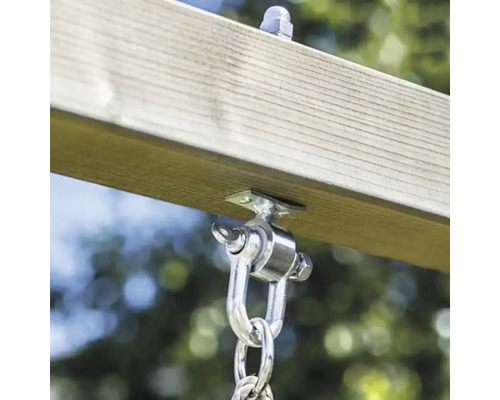 Schaukelschelle mit Karabinerhaken an einem Holzbalken befestigt