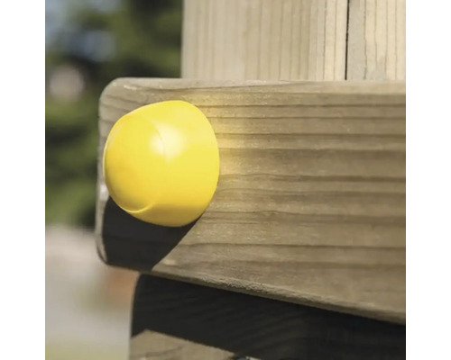 Gelbe Sicherheitskappe auf Holzpfosten