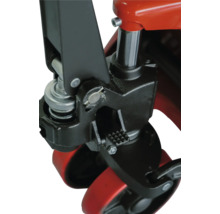 Detailaufnahme von Hubwagenkomponenten, einschließlich Fußpedal, Hydraulikzylinder und Rädern.