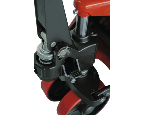 Detailaufnahme von Hubwagenkomponenten, einschließlich Fußpedal, Hydraulikzylinder und Rädern.