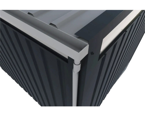 Detailansicht einer Regenrinne an einem Gebäude