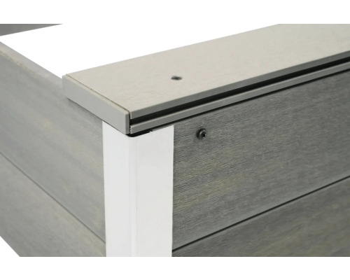 Detailansicht eines Hochbeets aus Holz und Kunststoff