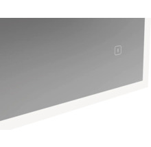 Detailansicht eines Spiegels mit Beleuchtung und Bedienelement