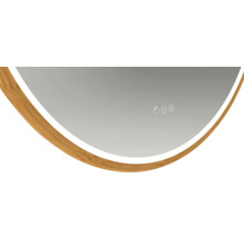 Detailansicht eines Spiegels mit Holzrahmen und Touch-Sensor zur Badbeleuchtung