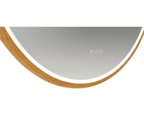 Detailansicht eines Spiegels mit Holzrahmen und Touch-Sensor zur Badbeleuchtung