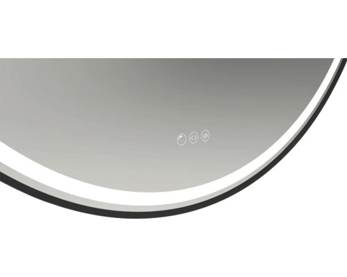 Detailansicht eines runden Spiegels mit Licht und Bedienfeld