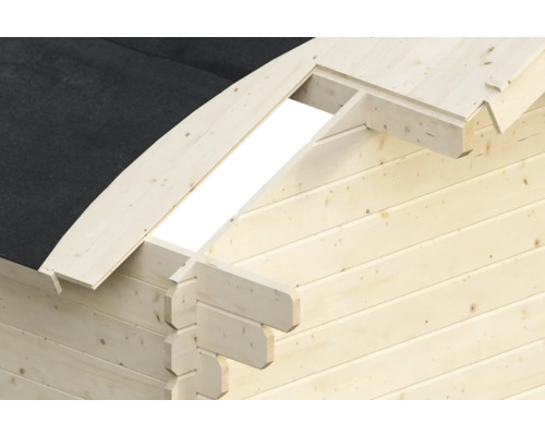 Detailansicht eines Holzhauses mit Dach und Balkenkonstruktion