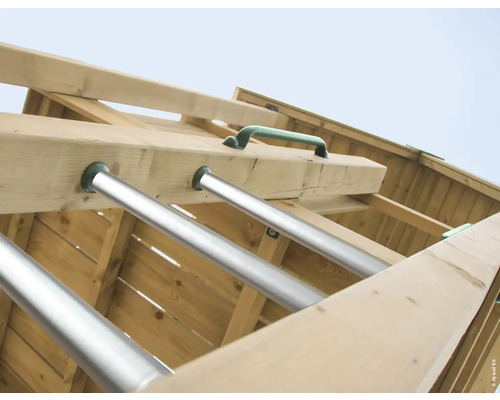 Detailansicht einer Kletterwand mit Sprossen und Handgriffen aus Holz und Metall