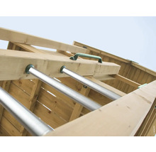 Detailansicht einer Kletterwand mit Sprossen und Griffen aus Holz und Metall