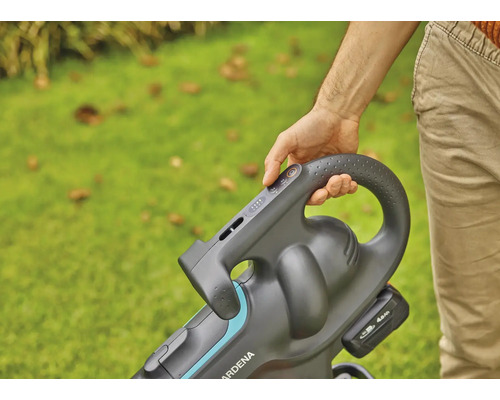 Akku Laubbläser im Einsatz