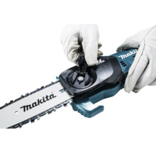 Makita Logo. Akku-Kettensäge mit Handschuhen.