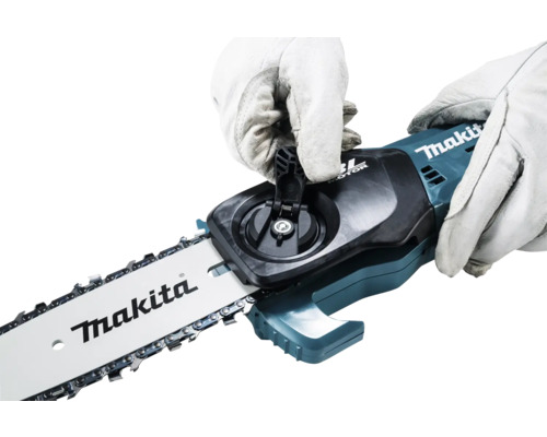 Makita Logo. Akku-Kettensäge mit Handschuhen.