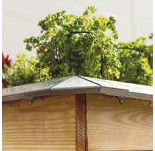 Detailansicht eines Hochbeets mit Kräutern und Metallabdeckung