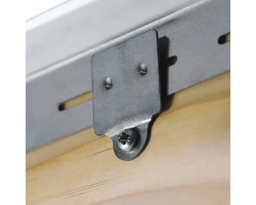 Detailaufnahme einer Metallschiene mit Halterung, befestigt an einem Holzstück