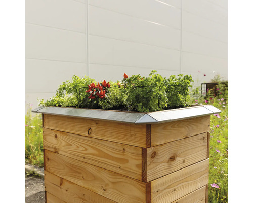 Hochbeet aus Holz mit Kräutern und Gemüsepflanzen