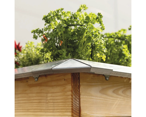 Hochbeet mit Holzrahmen und Metallecken