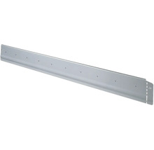 Dachrandprofil aus Metall mit Befestigungslöchern