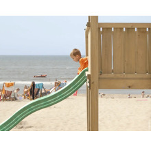 Kind auf einer Rutsche an einem Strandspielplatz