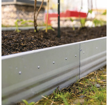 Hochbeet aus Metall im Garten