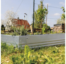 Hochbeet aus Metall mit Bepflanzung im Garten