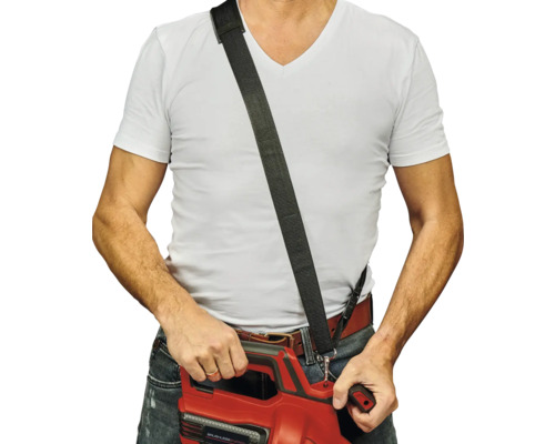 Eine Person trägt einen Laubsauger mit Tragegurt über der Schulter.