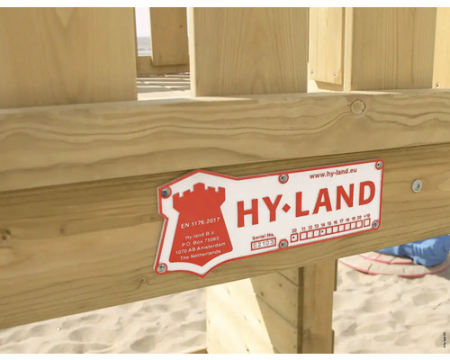 Hy-Land Logo auf einem Spielplatzgerät aus Holz.