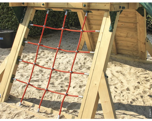 Kletternetz aus Seil an einem Spielturm aus Holz