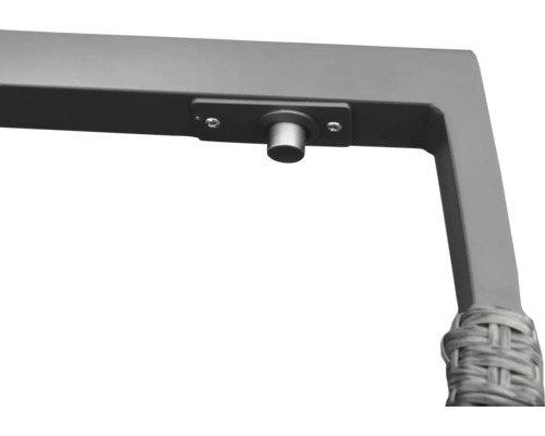 Detailansicht eines Möbelstücks mit Metallrahmen und Befestigungselementen