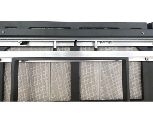 Detailansicht einer Fliesenschneidmaschine mit Fliesen