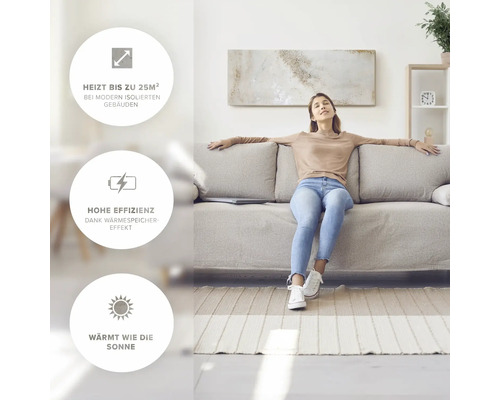 Frau entspannt auf einem Sofa in einem hellen Wohnzimmer mit Energiesparsymbolen